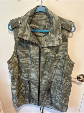 Sleeveless Camo Utility Zip-Front Vest Top